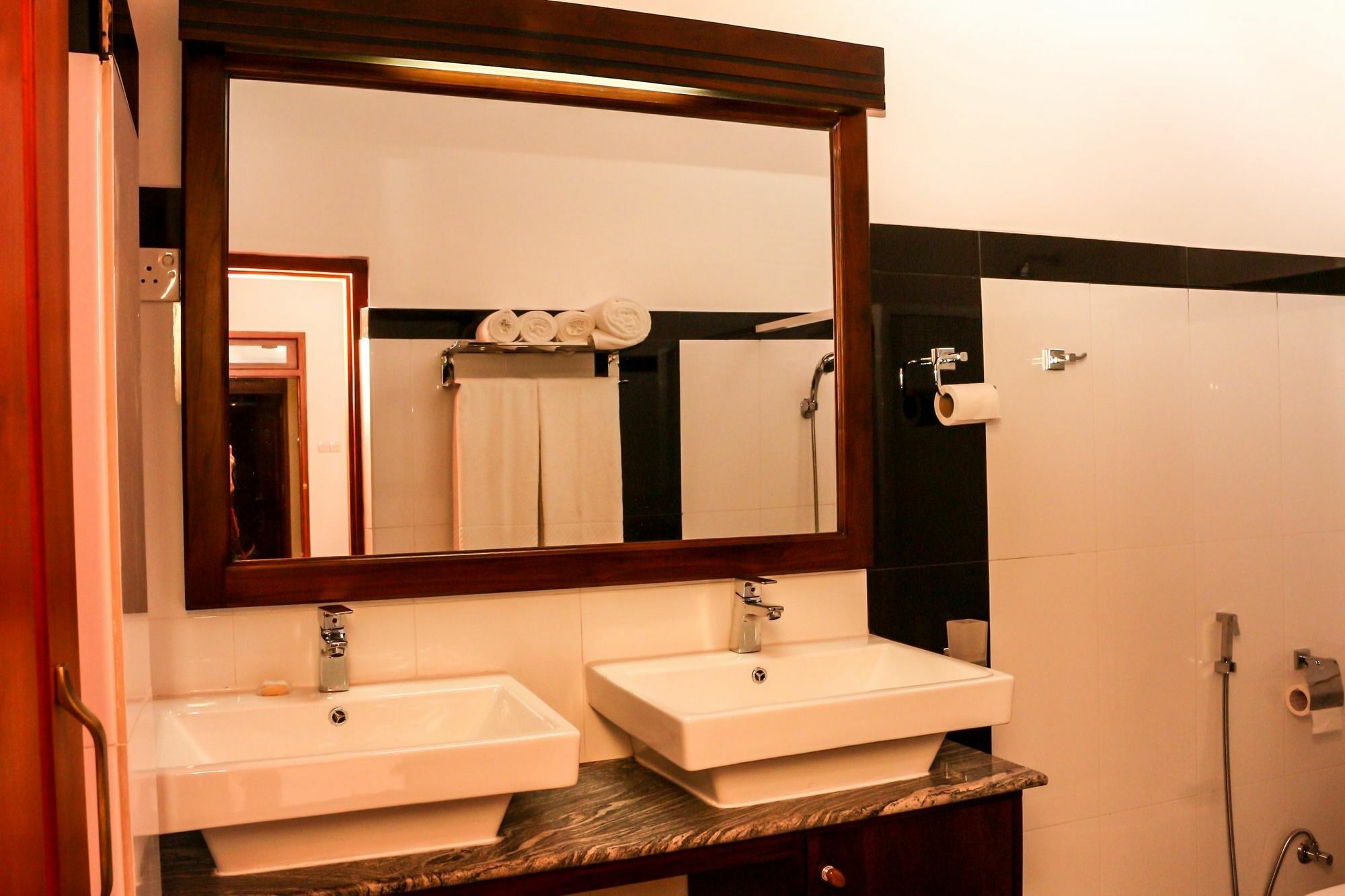 Vin Roma Inn Канди Екстериор снимка